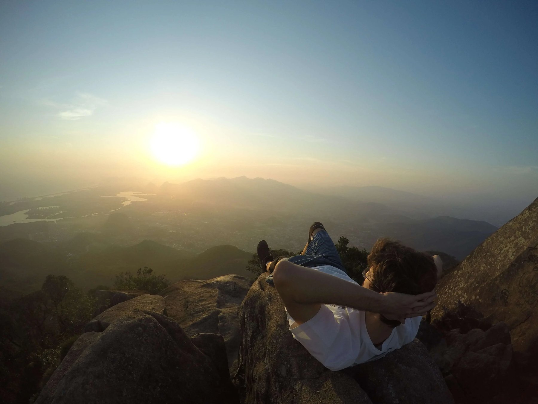 Visitantes en el mirador rocoso de Bico do Papagaio al amanecer