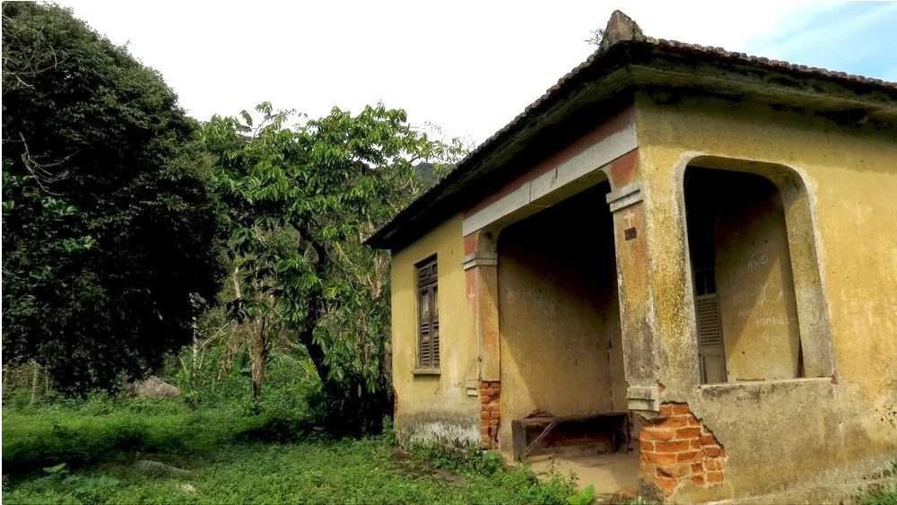 Another view of Casa Amarela’s yellow exterior in Pedra Branca