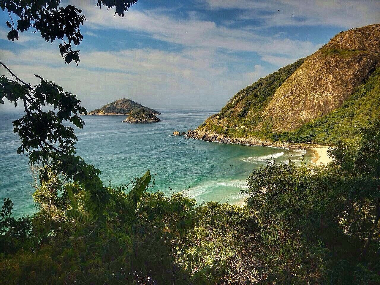 Vista de la costa de Prainha y montañas desde el Mirante do Caeté