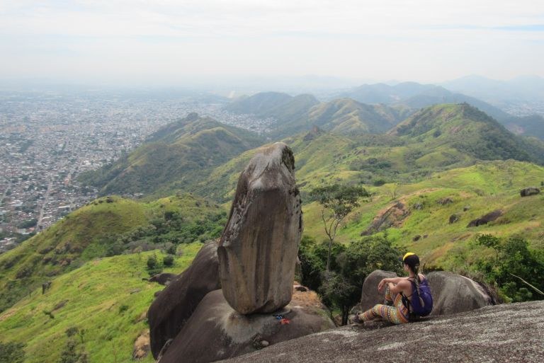 Pedra do Osso seen from the trail. Photo: Vivian Telles.