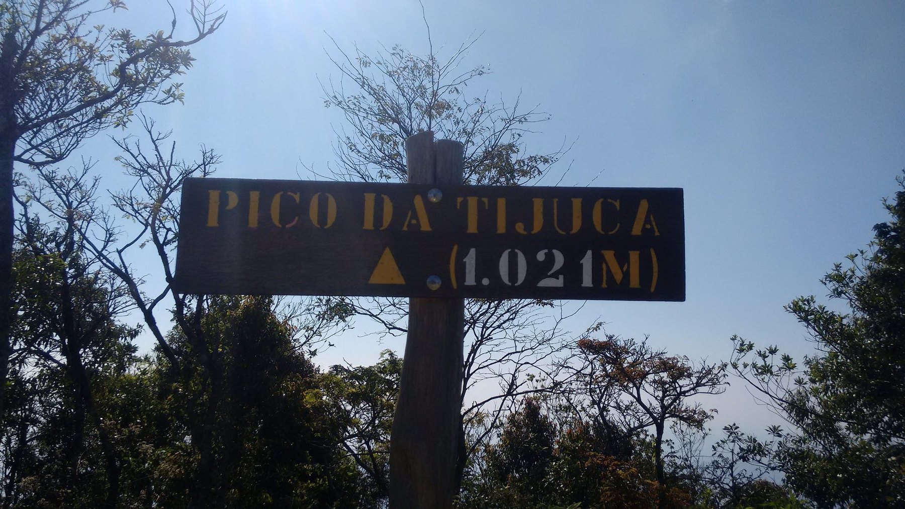 Señal del sendero hacia la cumbre del Pico da Tijuca