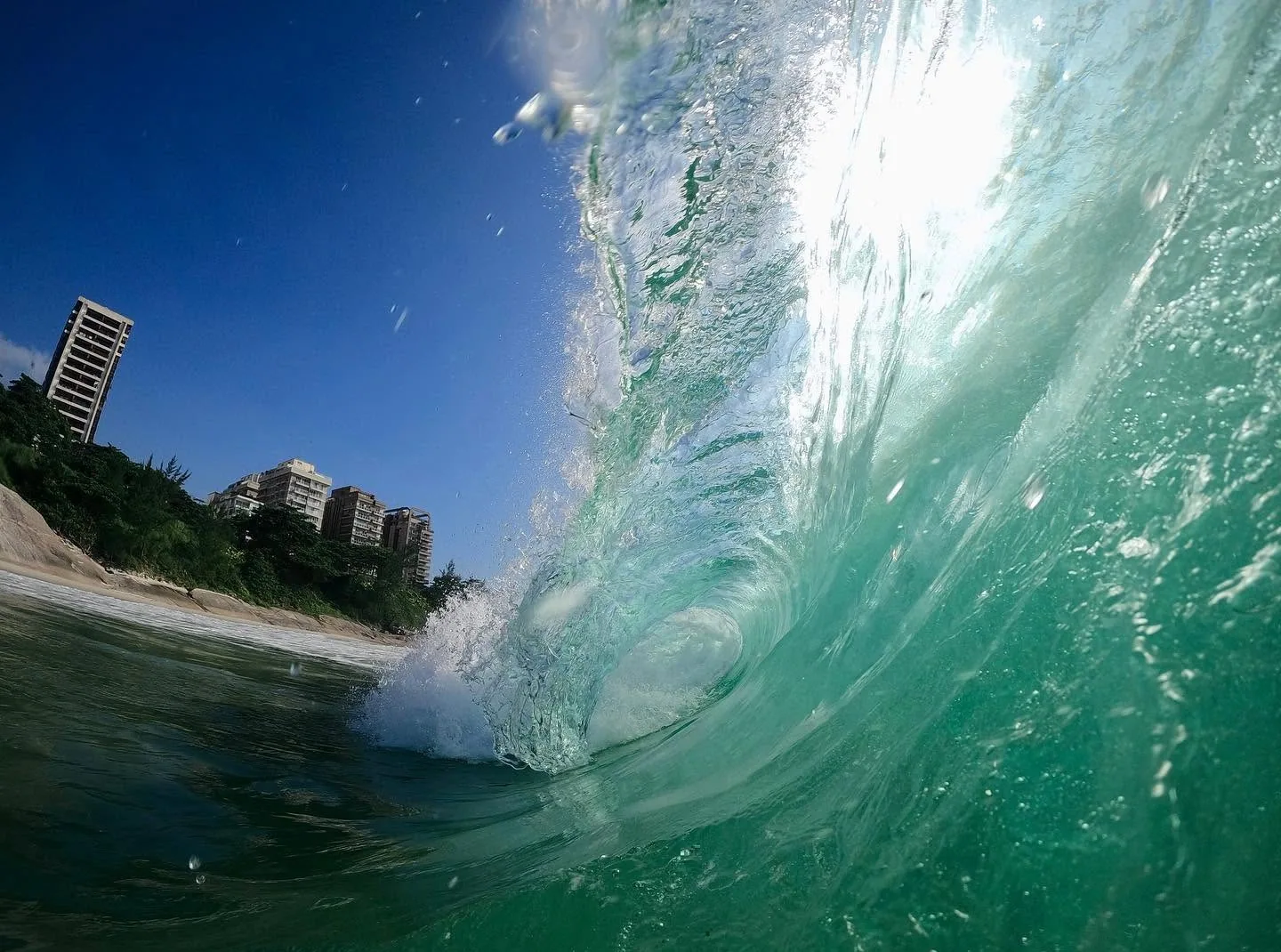 Olas junto a Praia do Diabo