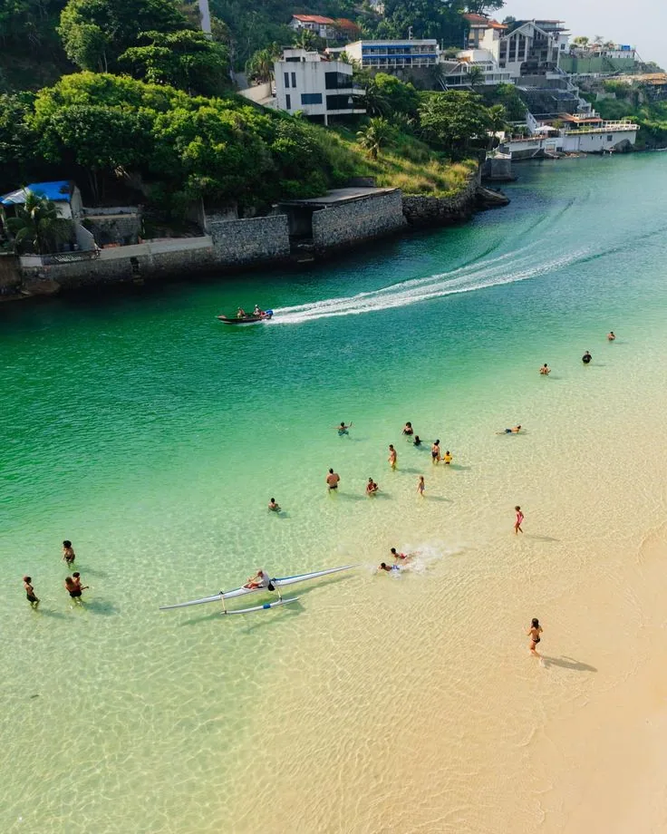 Água e vegetação no entorno da Praia dos Amores
