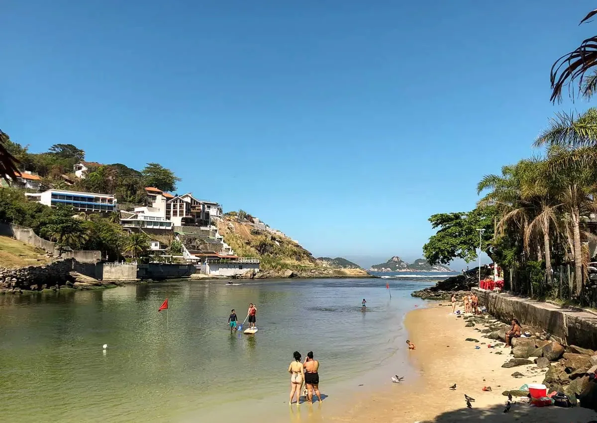 Pequeña ensenada junto a Praia dos Amores, Barra